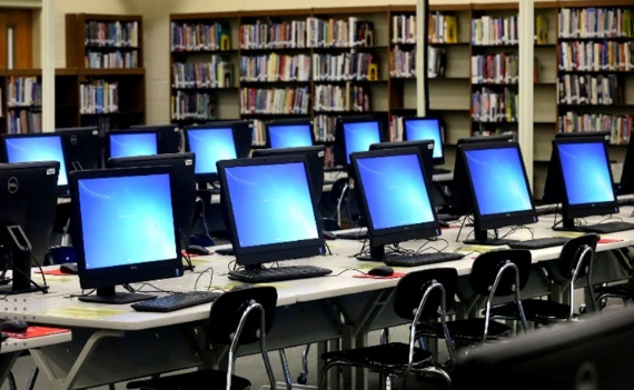 Biblioteca con computadoras