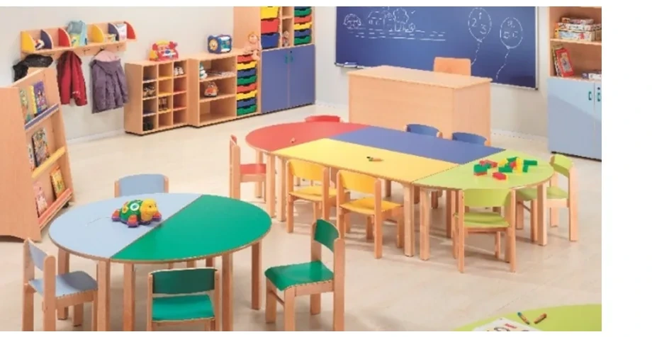 Aula de educación inicial equipada con mobiliario y material didáctico