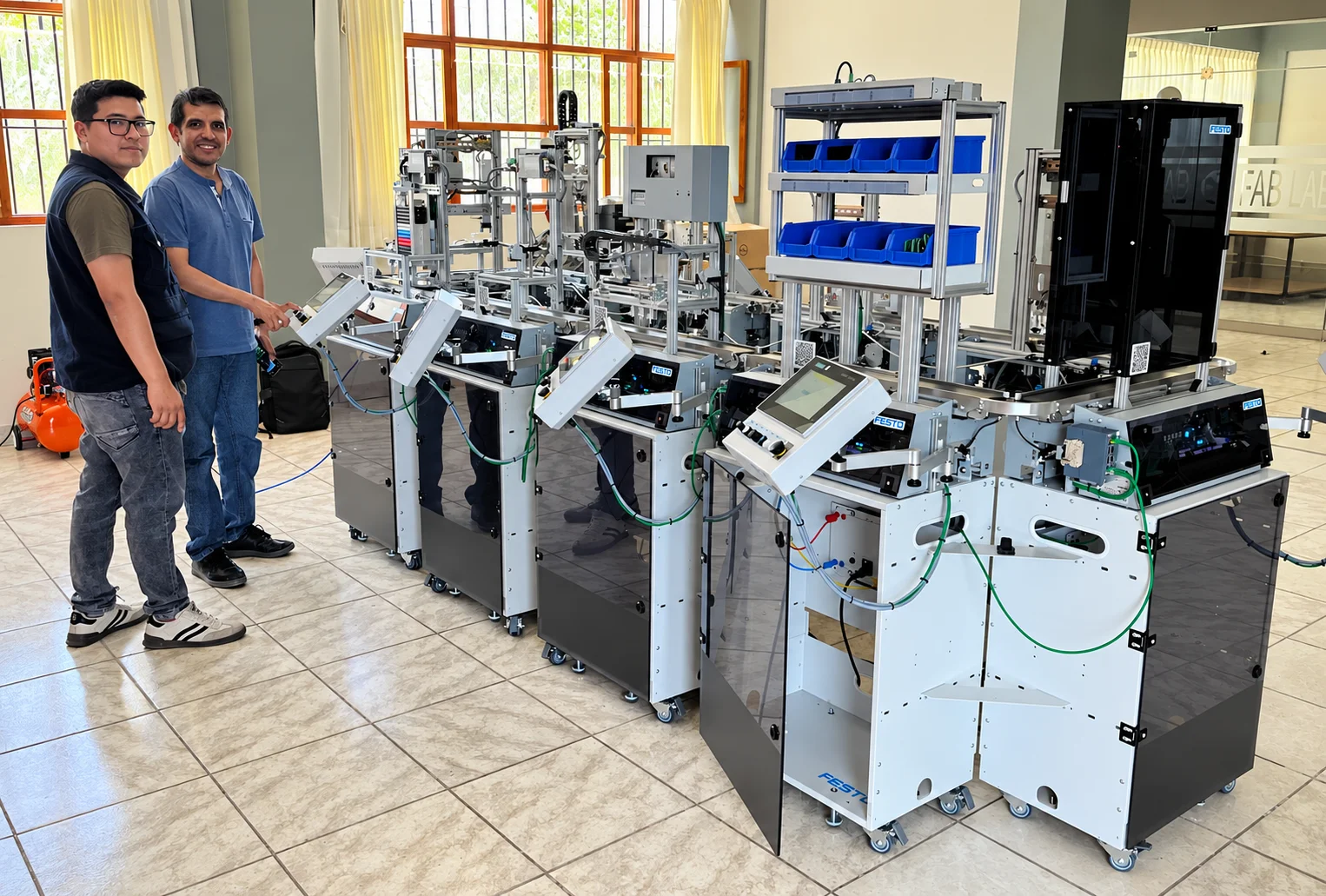 Técnicos trabajando con equipos didácticos Festo
