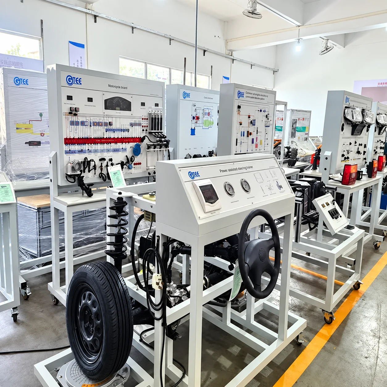 Equipos de formación automotriz en el aula