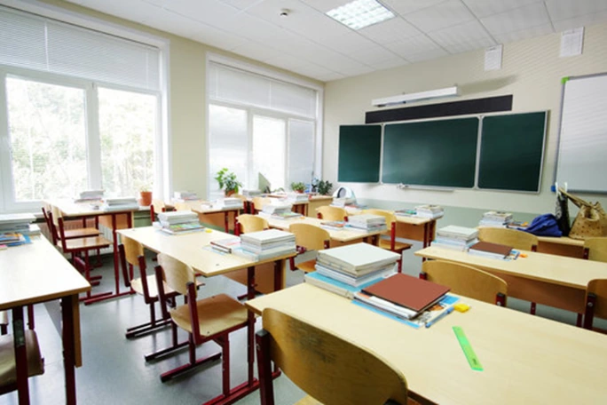 Aula de secundaria equipada con mobiliario funcional