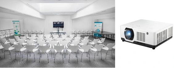 Salón con sillas y proyector multimedia